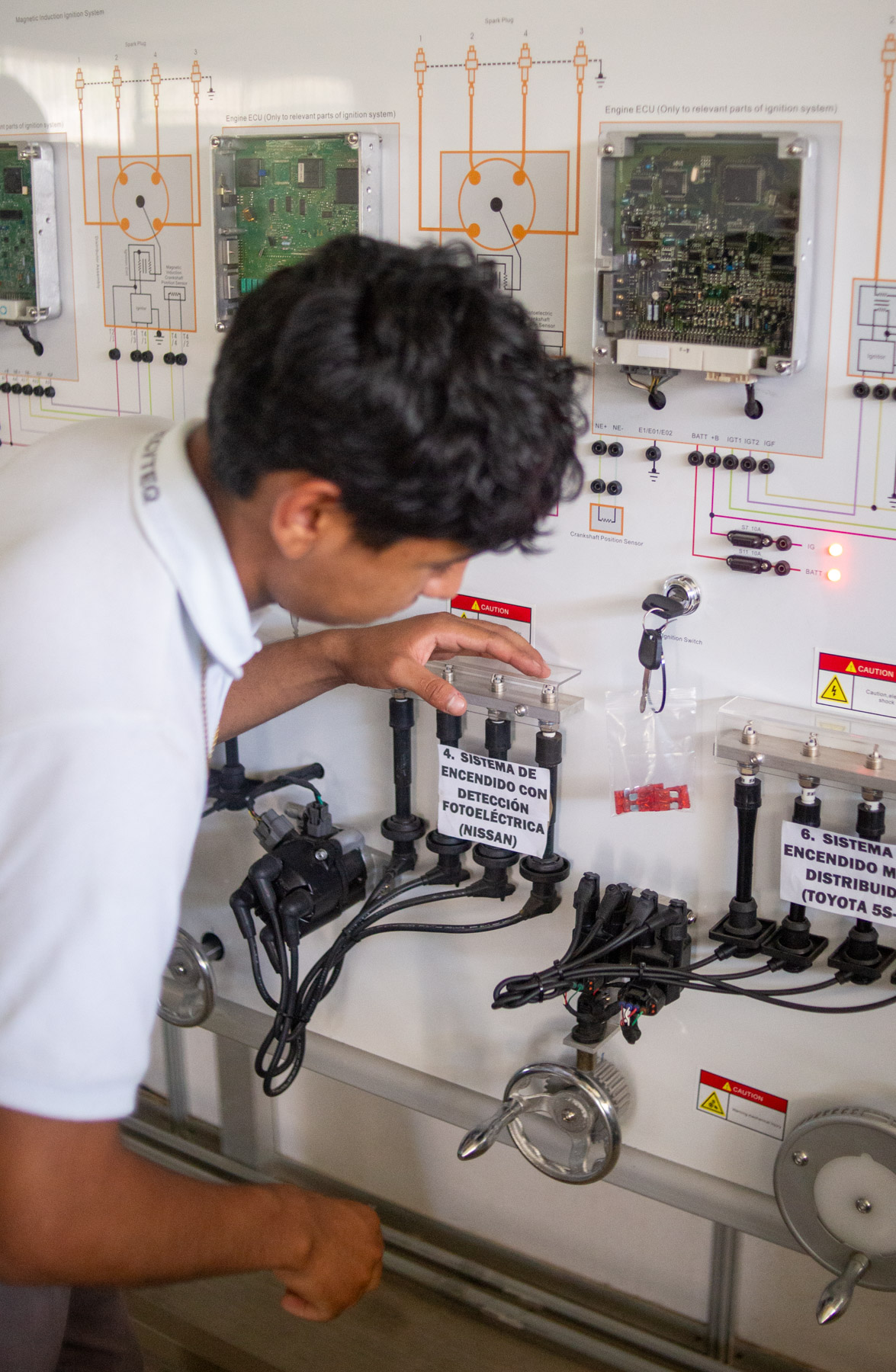 Plantel CECyTEQ Peñamiller a la vanguardia en equipamiento Automotriz